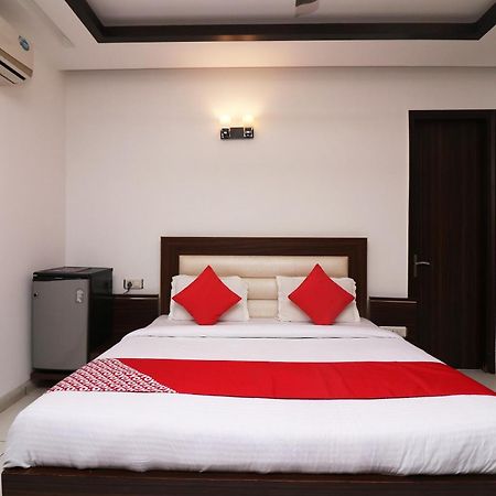 Wonderland Inn Near Aravali Biodiversity Park グルガウン エクステリア 写真