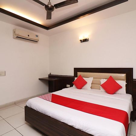 Wonderland Inn Near Aravali Biodiversity Park グルガウン エクステリア 写真