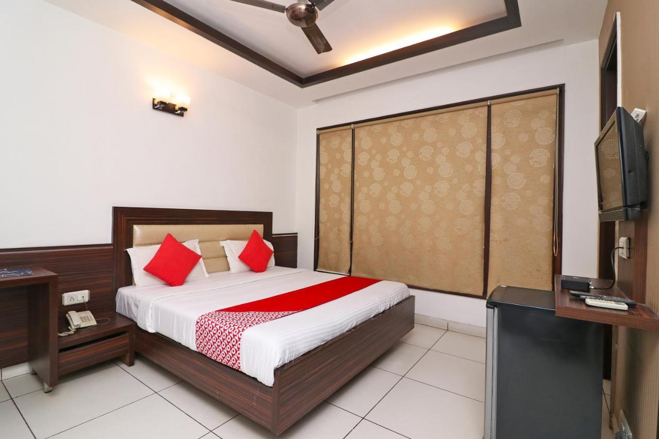 Wonderland Inn Near Aravali Biodiversity Park グルガウン エクステリア 写真