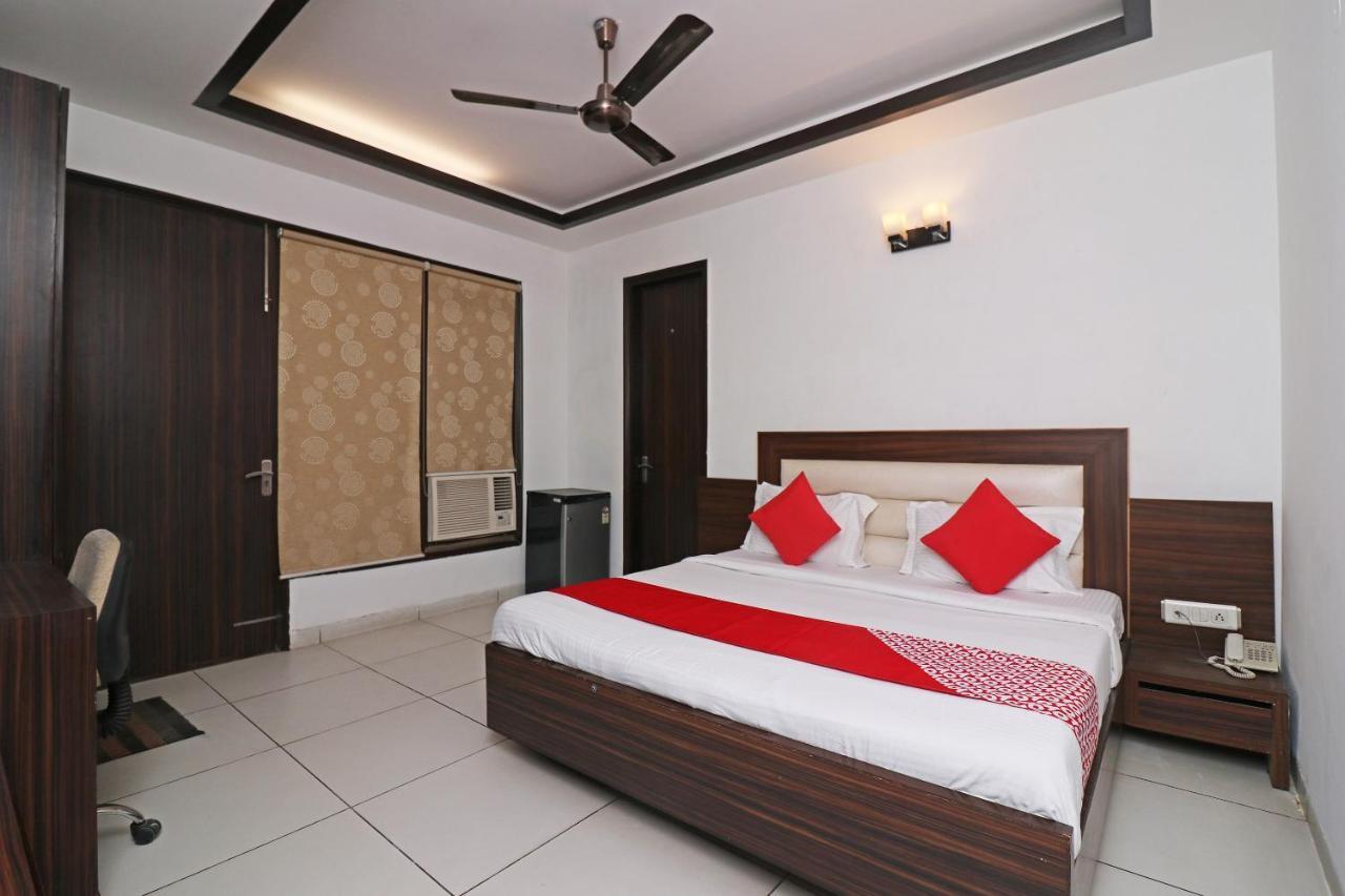 Wonderland Inn Near Aravali Biodiversity Park グルガウン エクステリア 写真