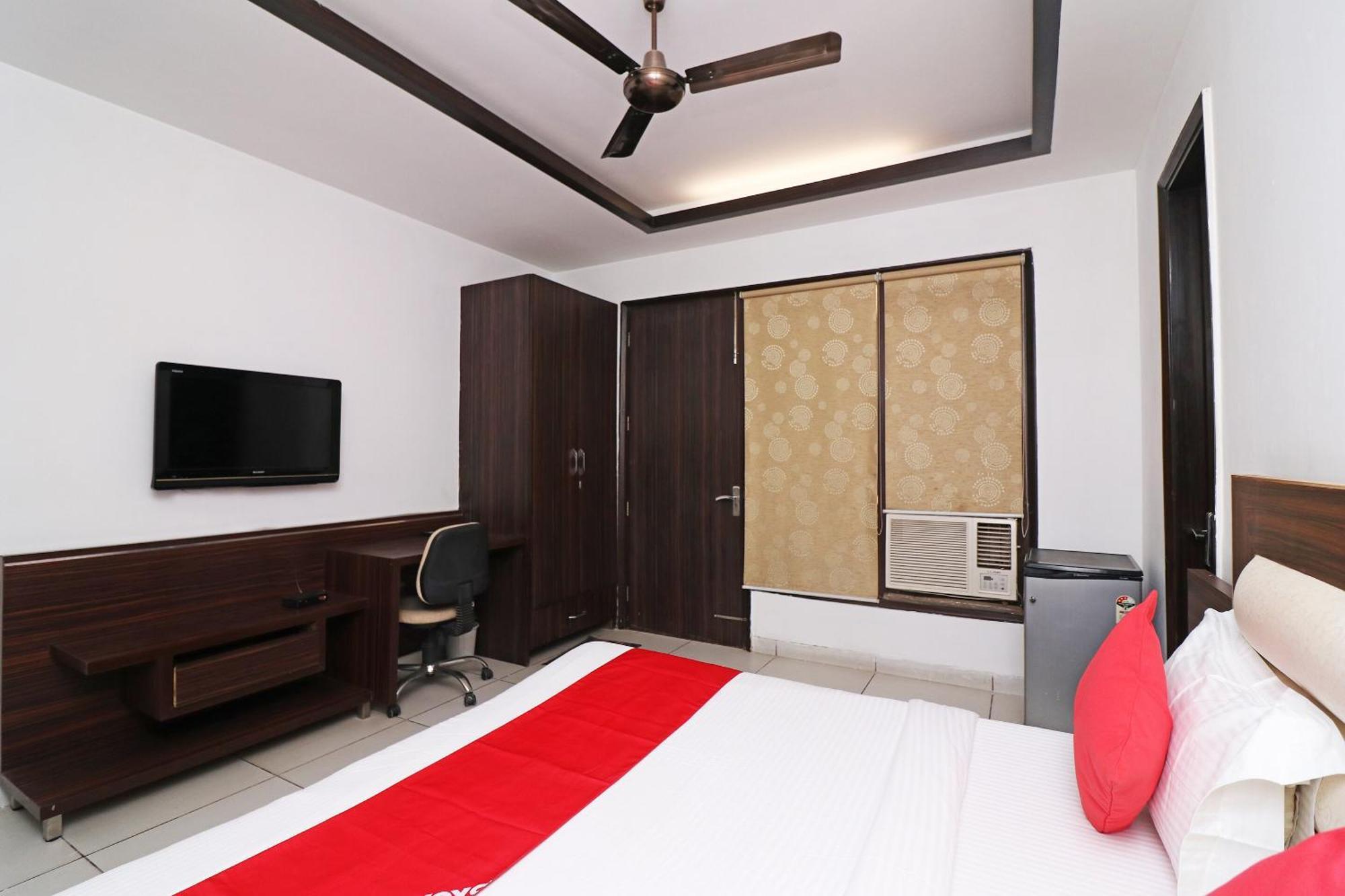 Wonderland Inn Near Aravali Biodiversity Park グルガウン エクステリア 写真