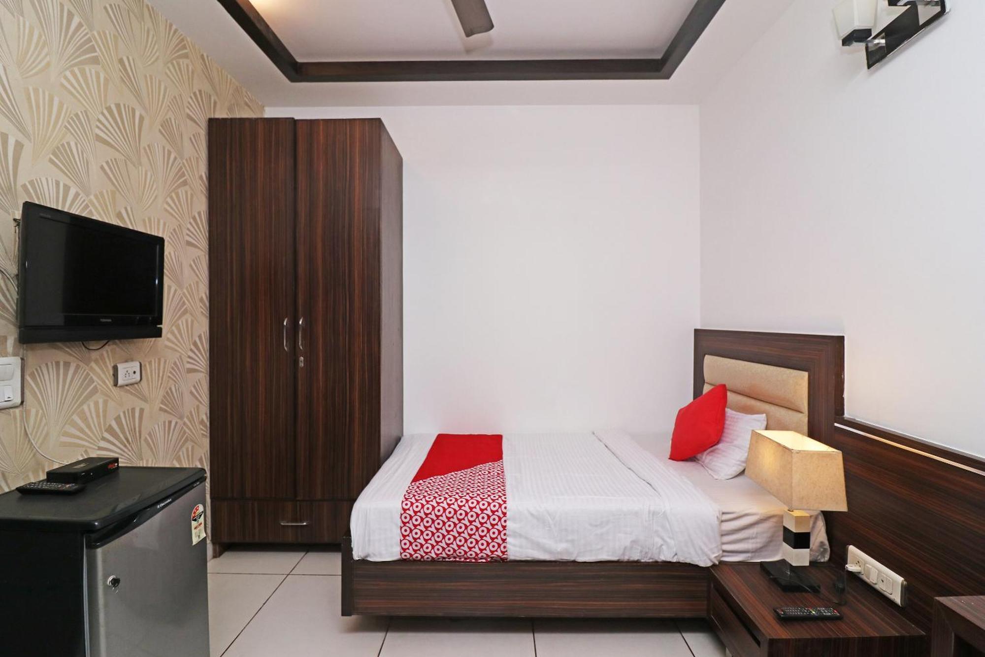 Wonderland Inn Near Aravali Biodiversity Park グルガウン エクステリア 写真