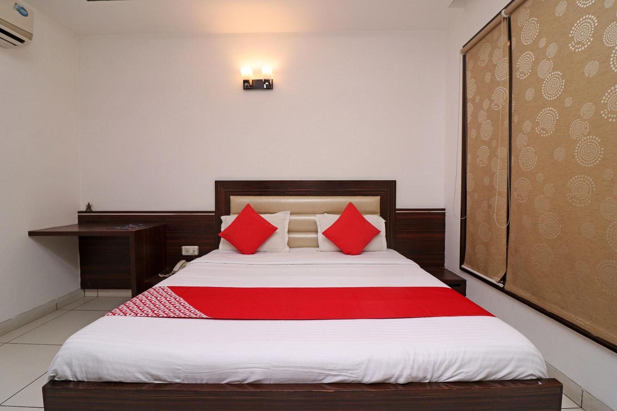Wonderland Inn Near Aravali Biodiversity Park グルガウン エクステリア 写真