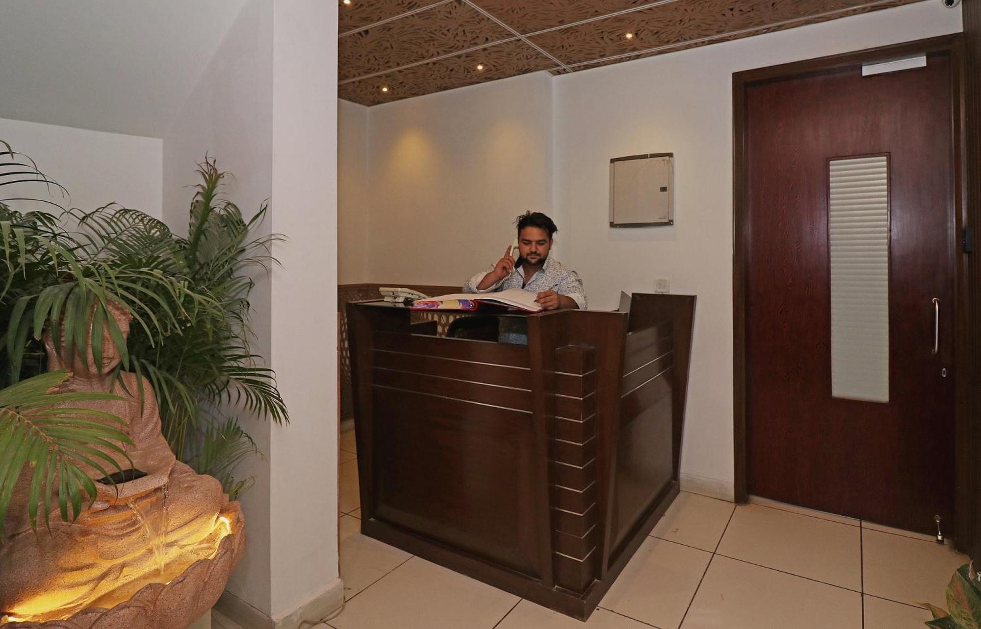 Wonderland Inn Near Aravali Biodiversity Park グルガウン エクステリア 写真