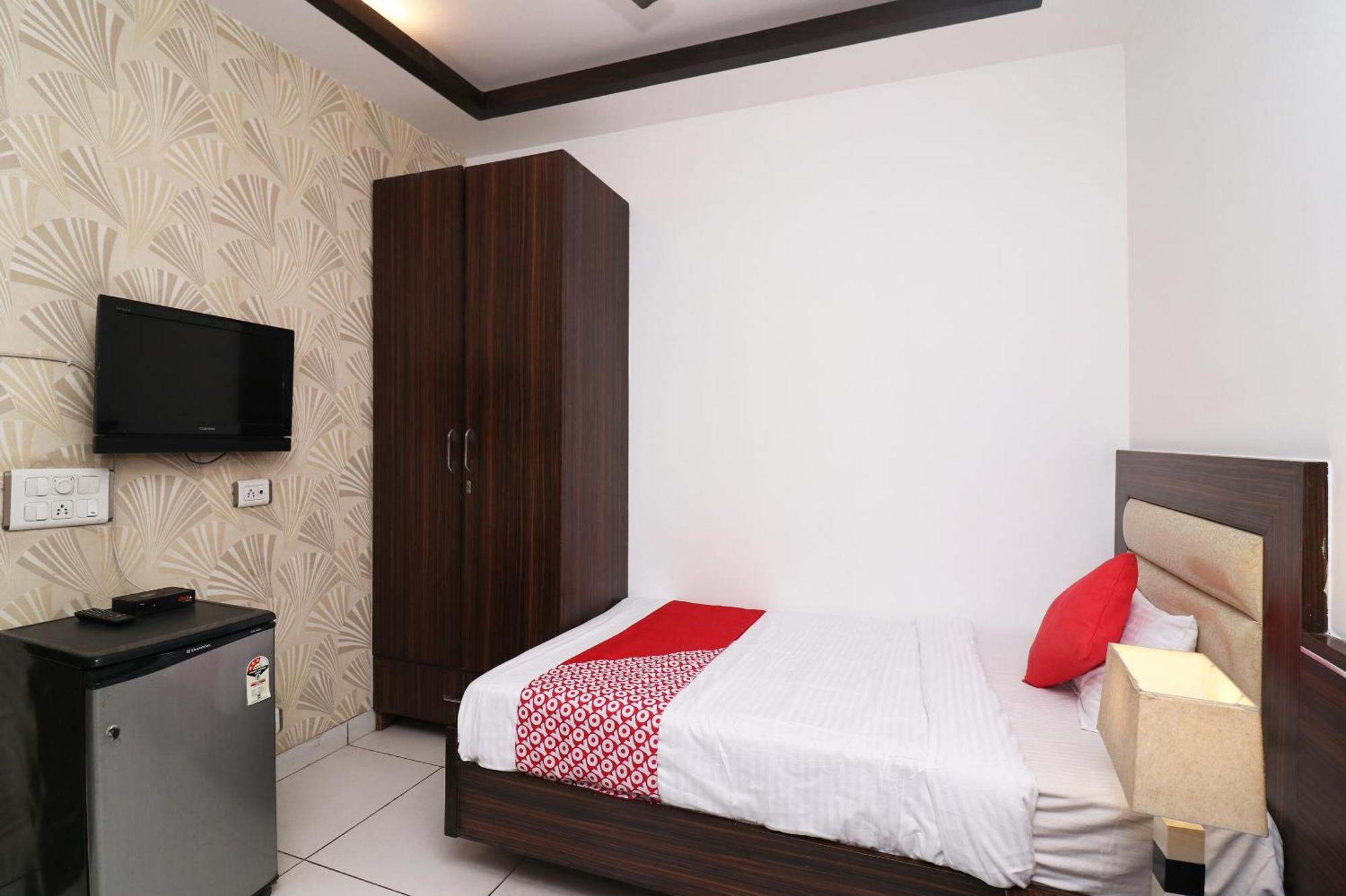 Wonderland Inn Near Aravali Biodiversity Park グルガウン エクステリア 写真