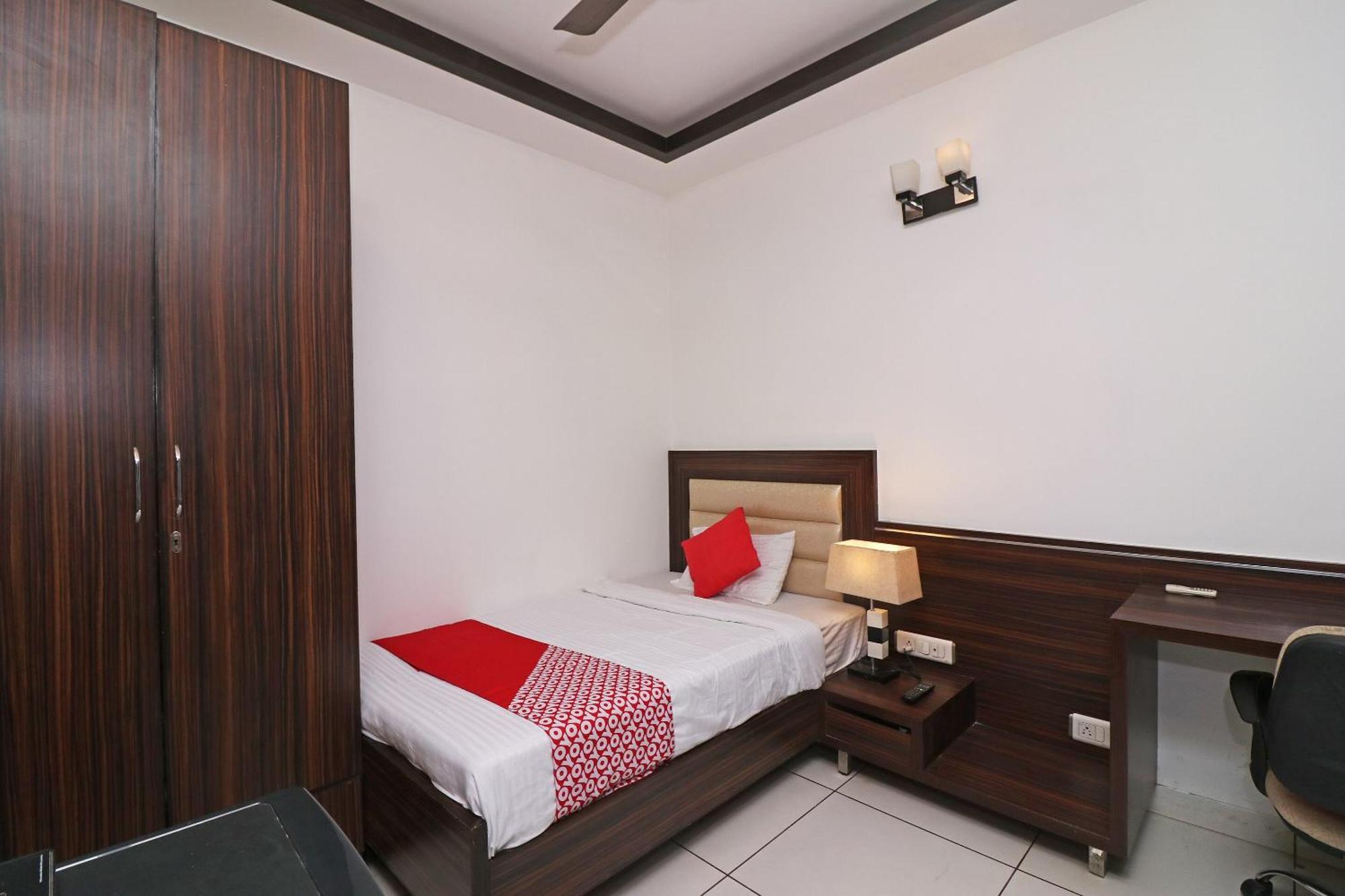 Wonderland Inn Near Aravali Biodiversity Park グルガウン エクステリア 写真