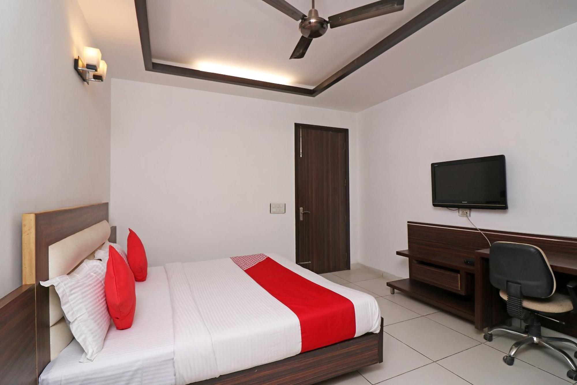 Wonderland Inn Near Aravali Biodiversity Park グルガウン エクステリア 写真