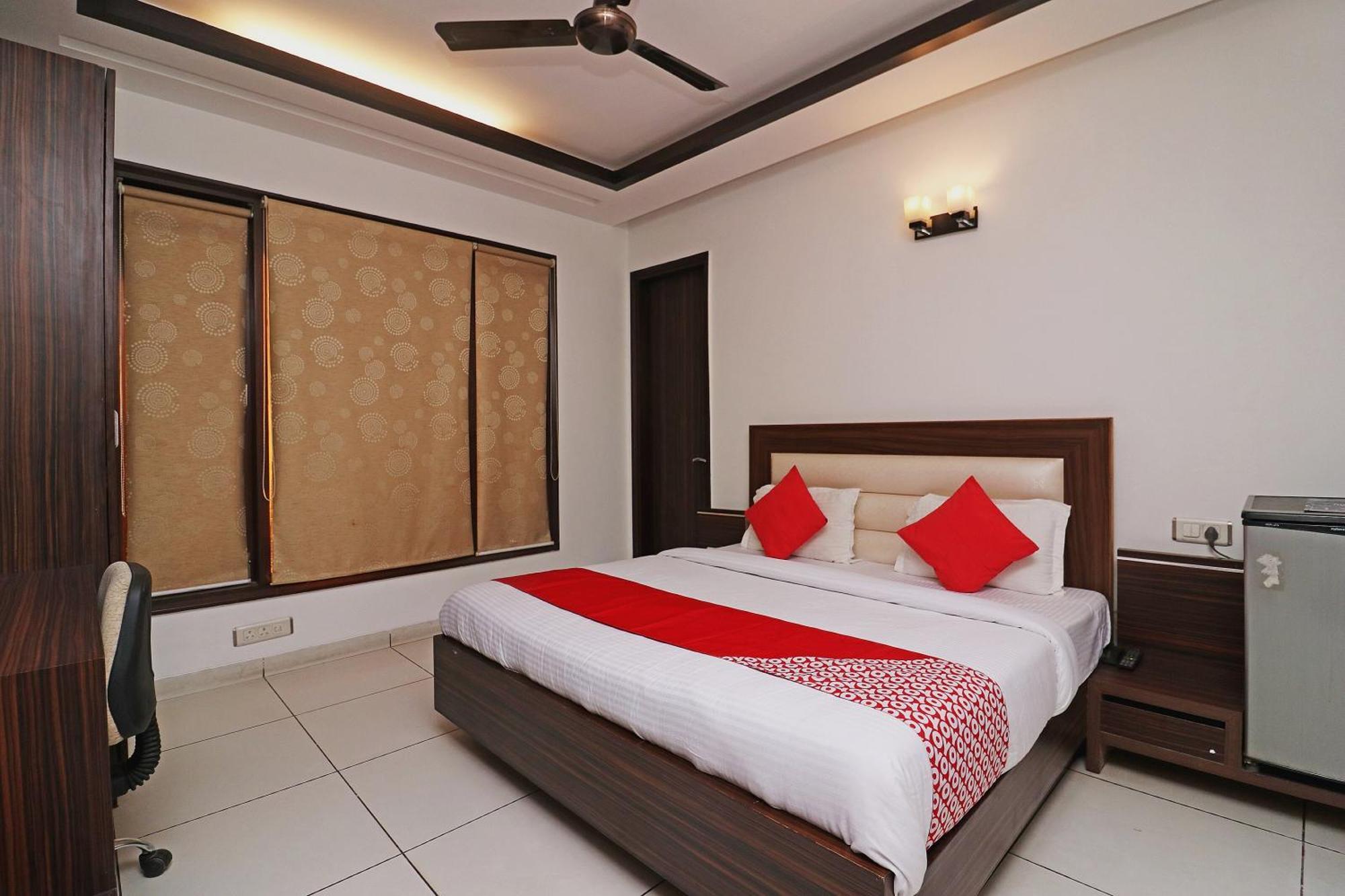 Wonderland Inn Near Aravali Biodiversity Park グルガウン エクステリア 写真