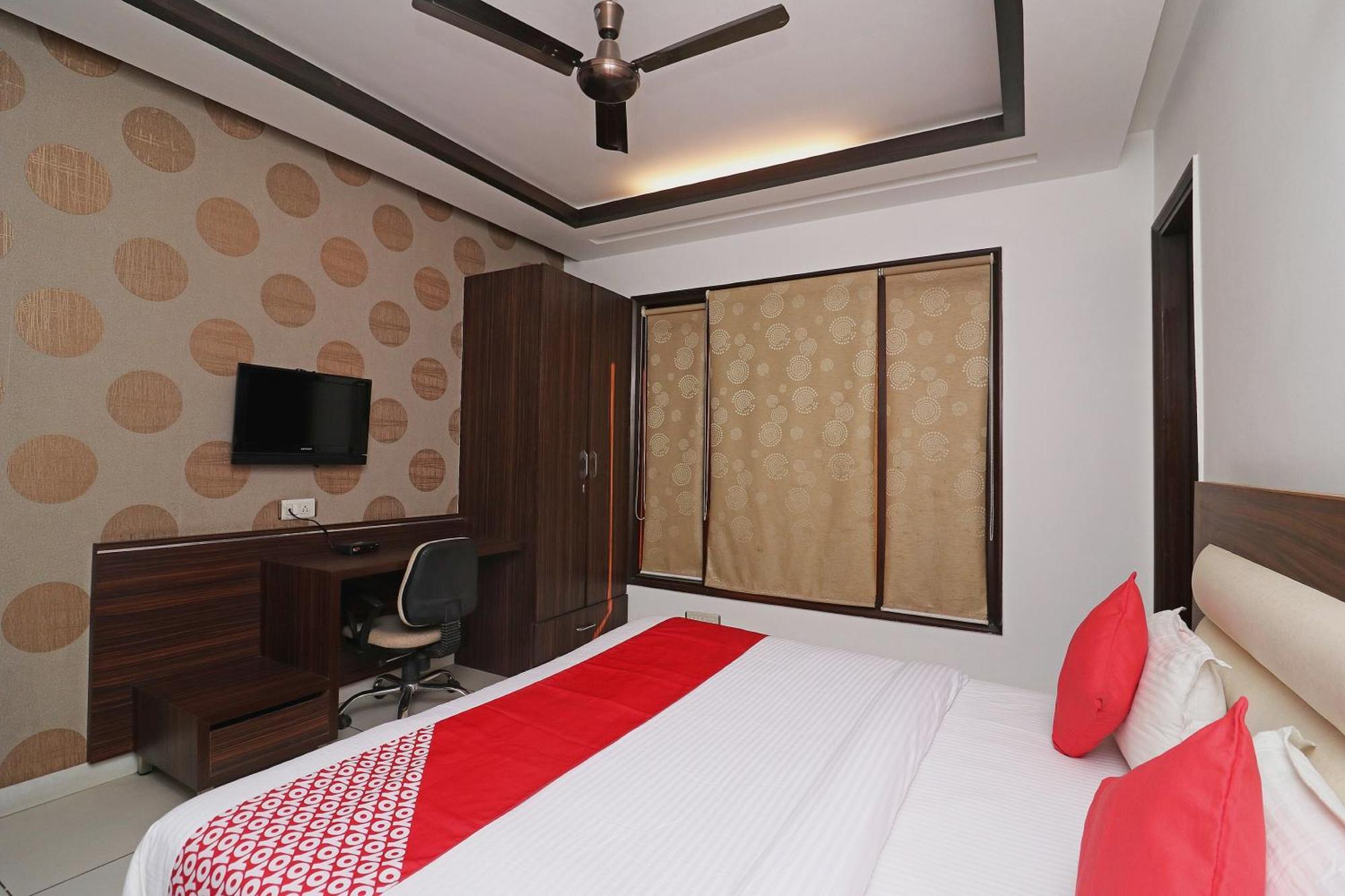 Wonderland Inn Near Aravali Biodiversity Park グルガウン エクステリア 写真