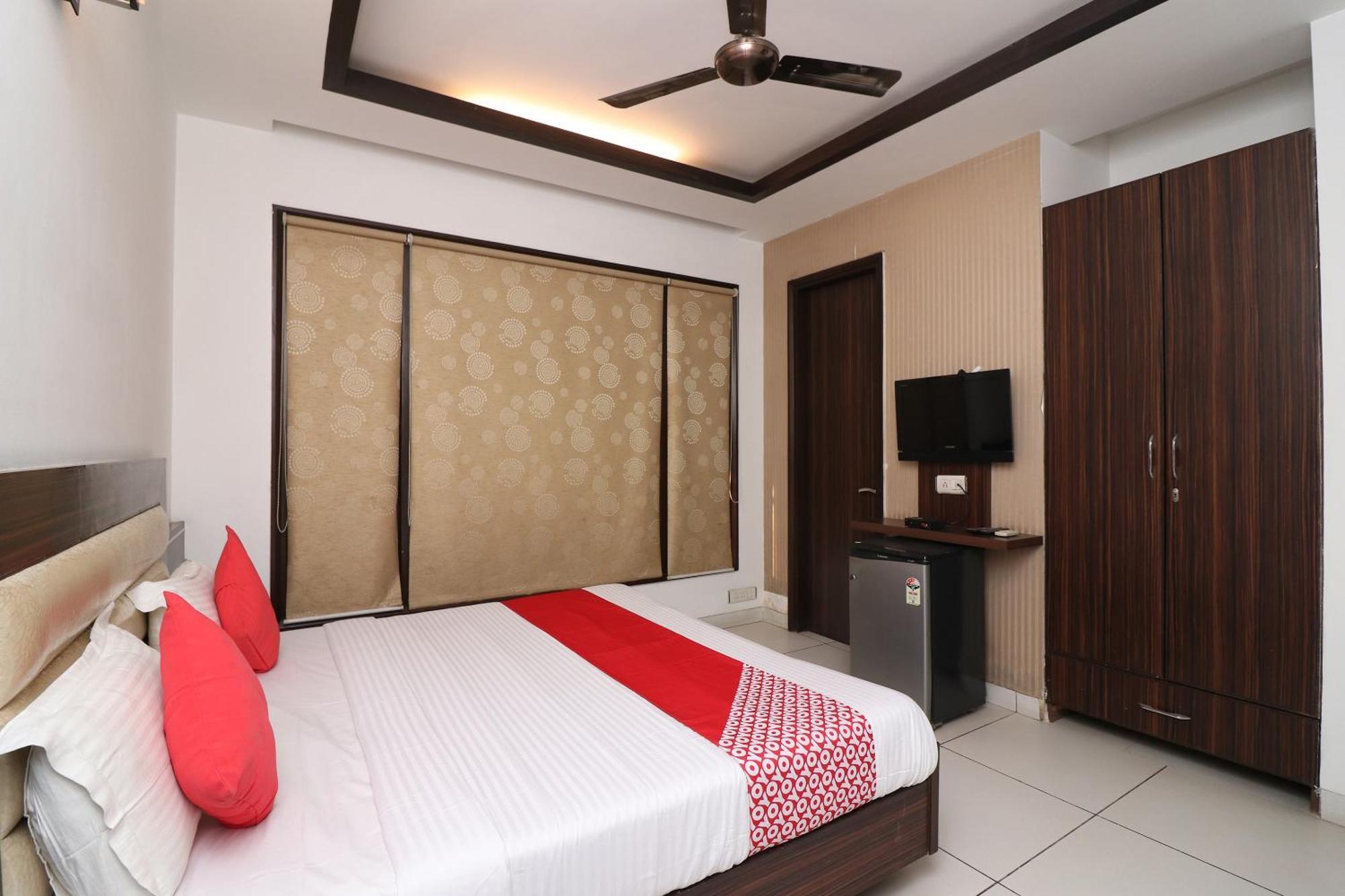 Wonderland Inn Near Aravali Biodiversity Park グルガウン エクステリア 写真