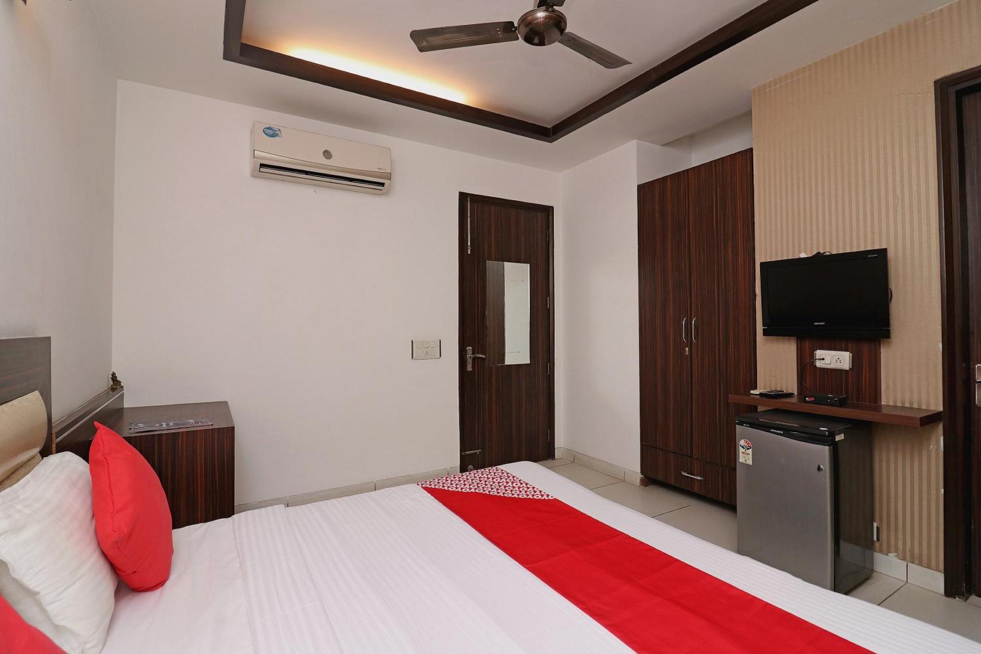 Wonderland Inn Near Aravali Biodiversity Park グルガウン エクステリア 写真