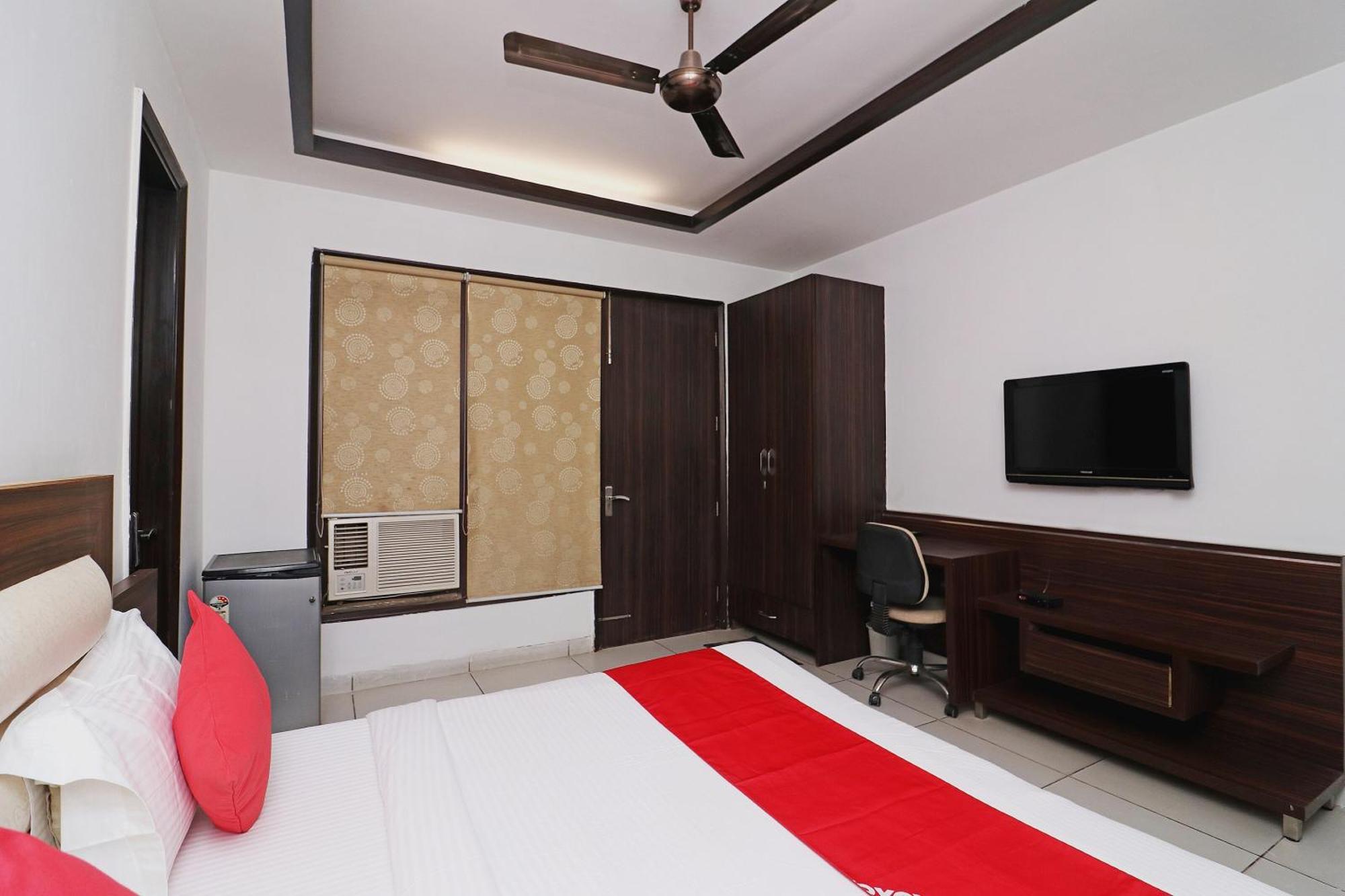 Wonderland Inn Near Aravali Biodiversity Park グルガウン エクステリア 写真