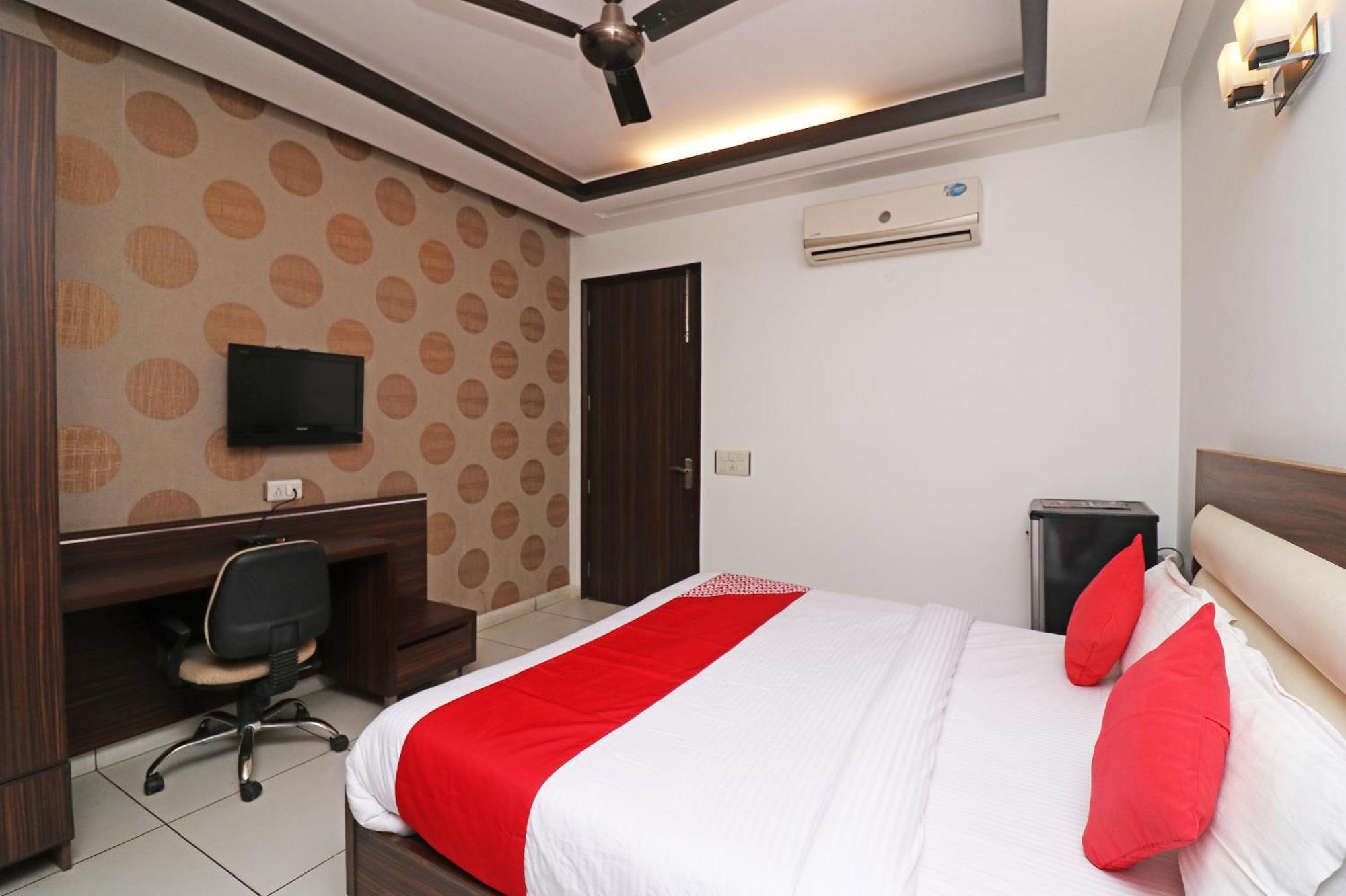 Wonderland Inn Near Aravali Biodiversity Park グルガウン エクステリア 写真