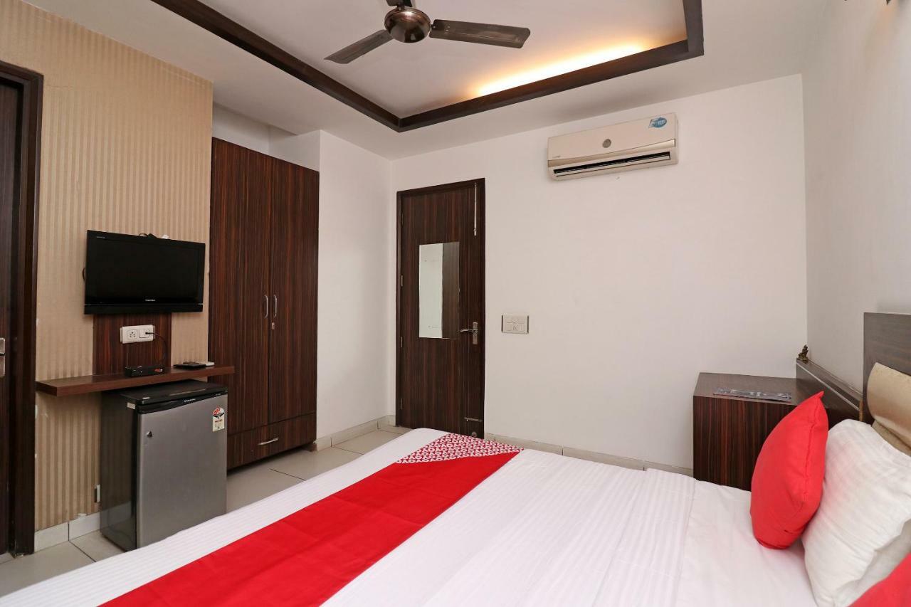 Wonderland Inn Near Aravali Biodiversity Park グルガウン エクステリア 写真